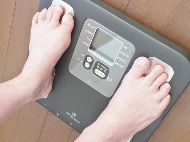 体重計に乗る写真(斜め)