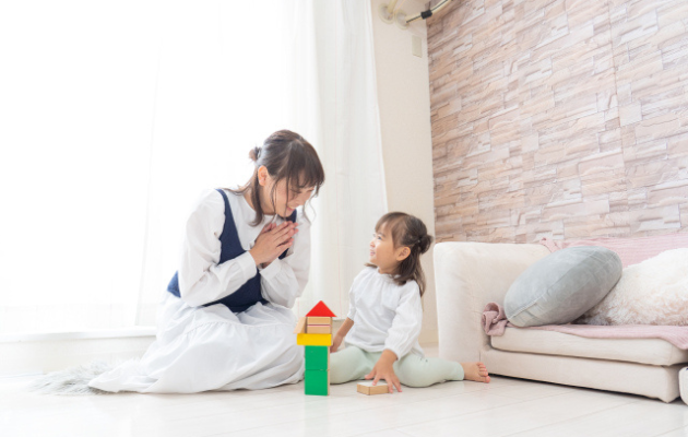 お母さん(ママ)と子供がお部屋遊びをする様子の写真